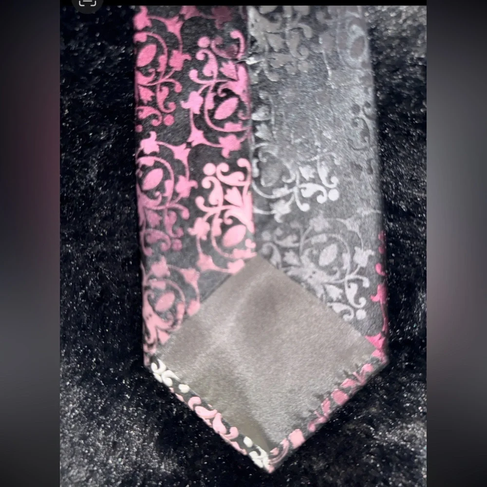 Sophisticated Alfani Tie - Gradient paisley pattern of pink, gray, and white.